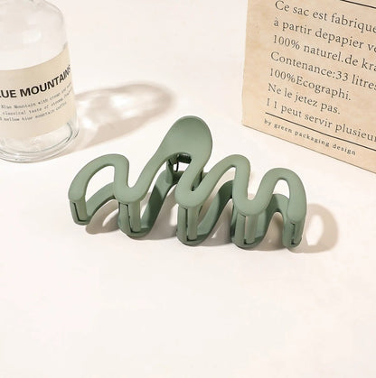 Matte Squiggle Hair Claws