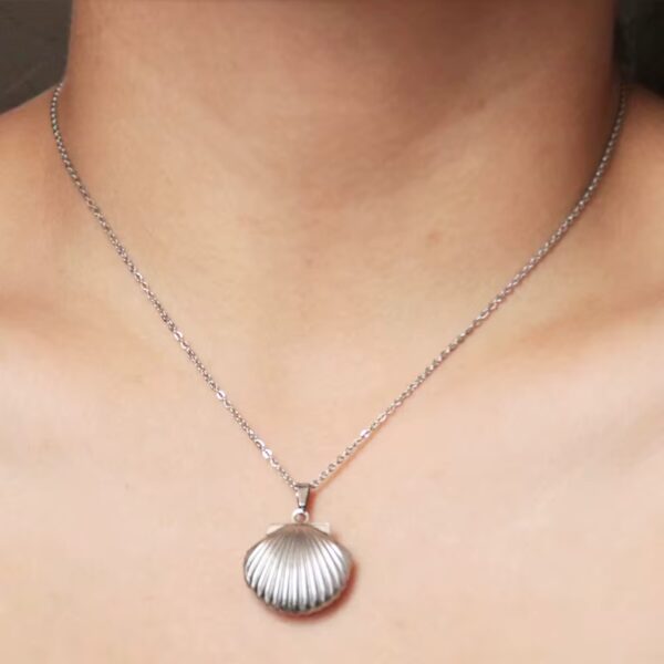 The Clam Shell Locket - Image 4