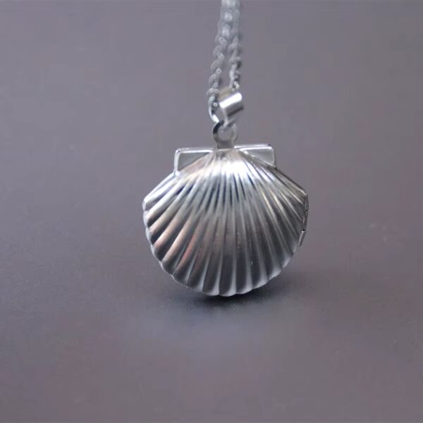 The Clam Shell Locket - Image 2