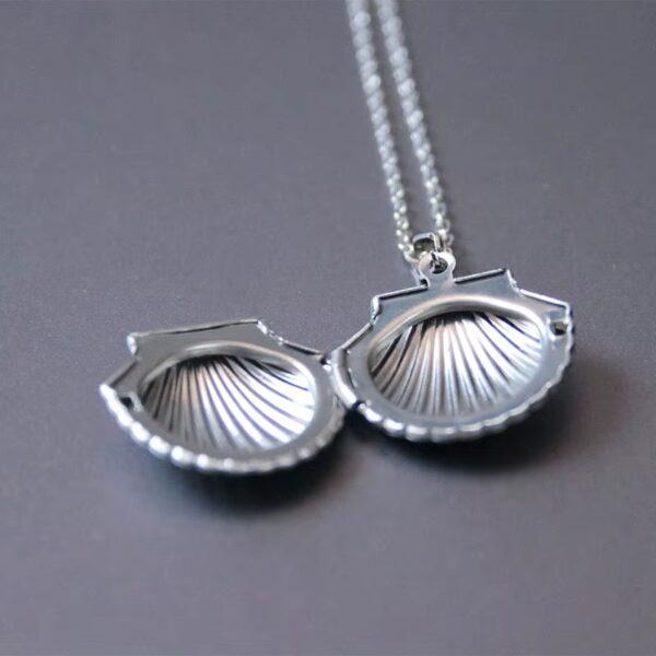 The Clam Shell Locket - Image 3